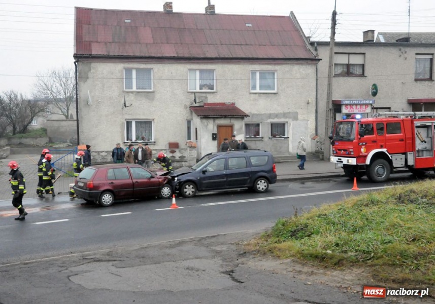 Zdjęcie w galerii na portalu naszraciborz.pl: Zderzenie golfa z dacią logan wiadomości z regionu