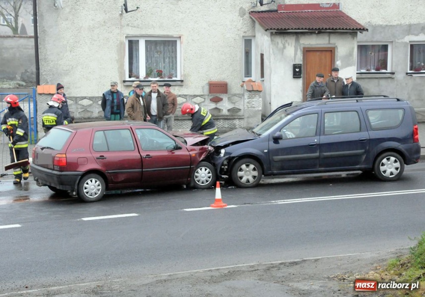Zdjęcie w galerii na portalu naszraciborz.pl: Zderzenie golfa z dacią logan wiadomości z regionu