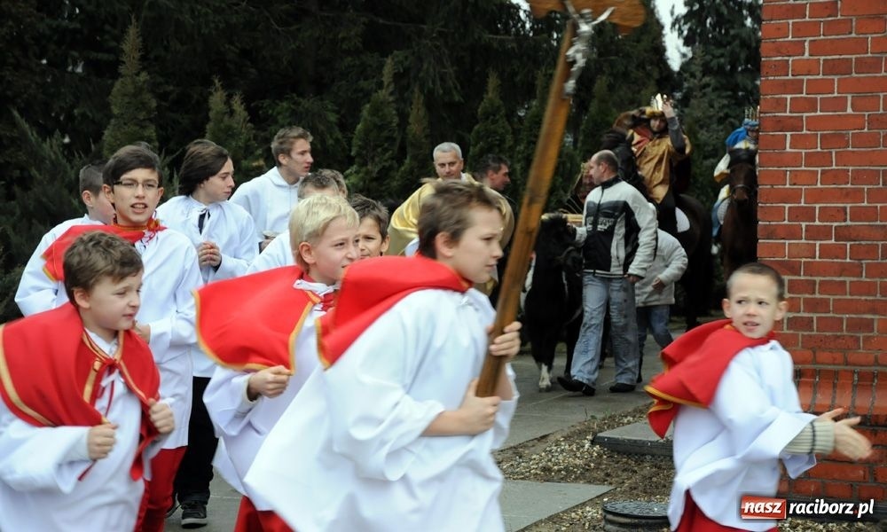 Zdjęcie w galerii na portalu naszraciborz.pl: Trzej Królowie zawitali dziś do Brzezia wiadomości z regionu