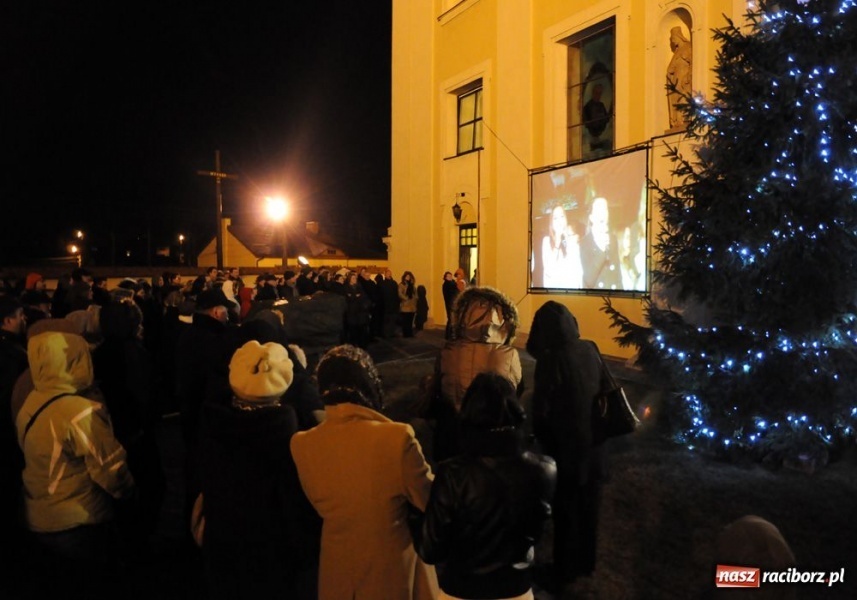 Zdjęcie w galerii na portalu naszraciborz.pl: Kolędowanie z gwiazdami w Tworkowie wiadomości z regionu