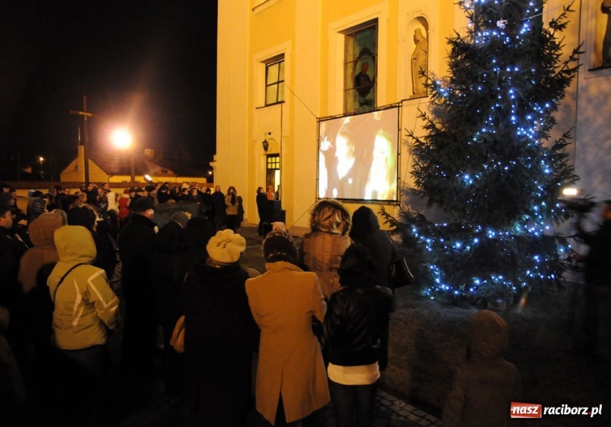 Zdjęcie w galerii na portalu naszraciborz.pl: Kolędowanie z gwiazdami w Tworkowie wiadomości z regionu