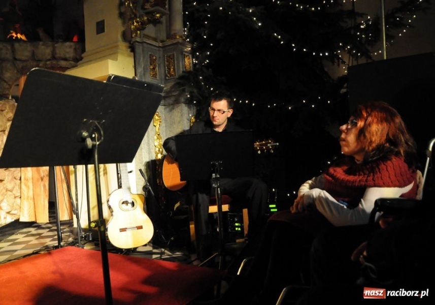 Zdjęcie w galerii na portalu naszraciborz.pl: Kolędowanie z gwiazdami w Tworkowie wiadomości z regionu