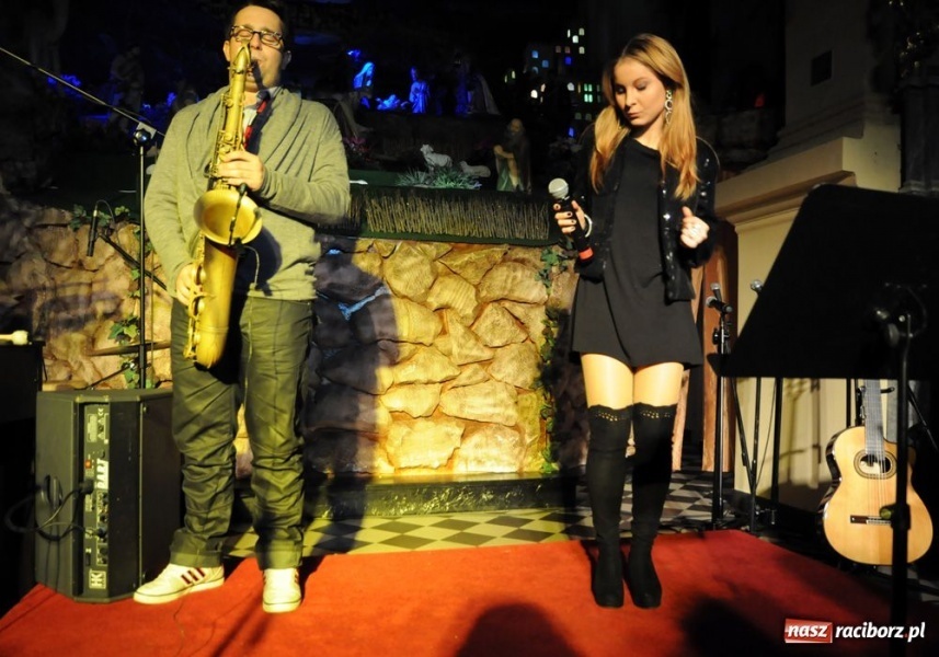 Zdjęcie w galerii na portalu naszraciborz.pl: Kolędowanie z gwiazdami w Tworkowie wiadomości z regionu