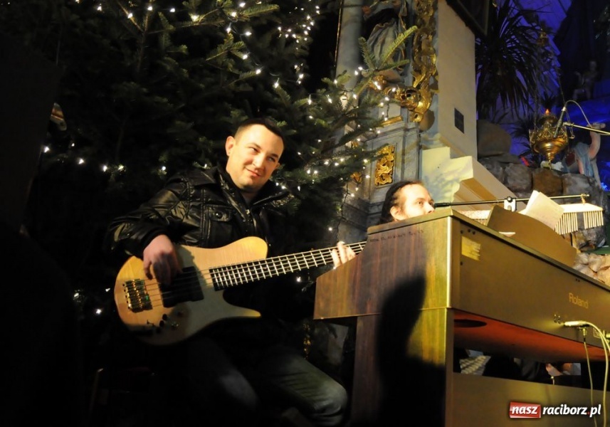 Zdjęcie w galerii na portalu naszraciborz.pl: Kolędowanie z gwiazdami w Tworkowie wiadomości z regionu