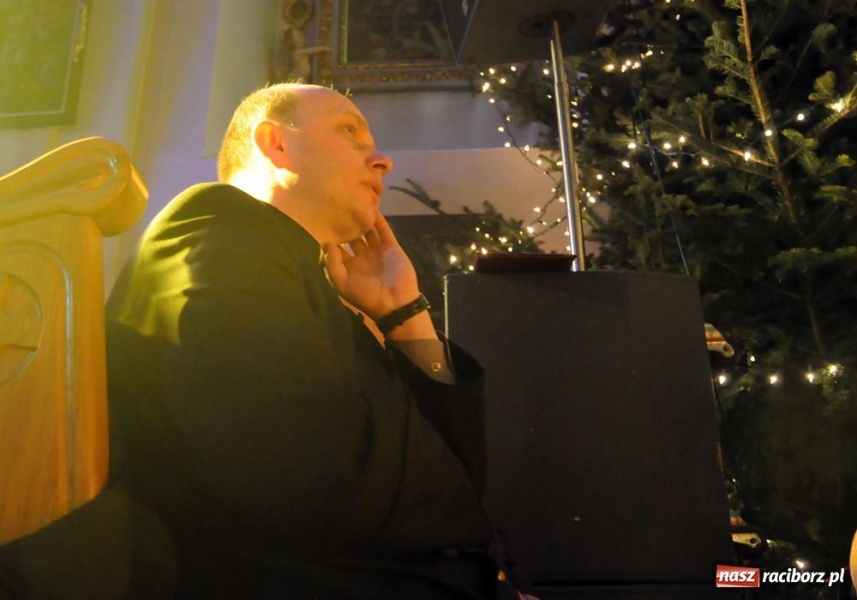 Zdjęcie w galerii na portalu naszraciborz.pl: Kolędowanie z gwiazdami w Tworkowie wiadomości z regionu