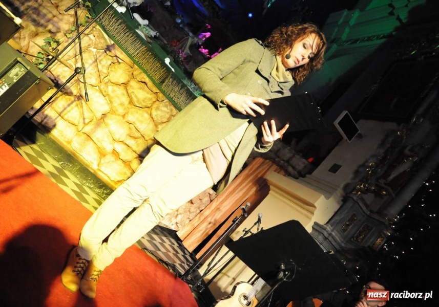 Zdjęcie w galerii na portalu naszraciborz.pl: Kolędowanie z gwiazdami w Tworkowie wiadomości z regionu