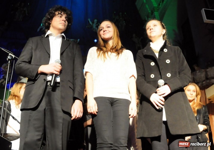 Zdjęcie w galerii na portalu naszraciborz.pl: Kolędowanie z gwiazdami w Tworkowie wiadomości z regionu