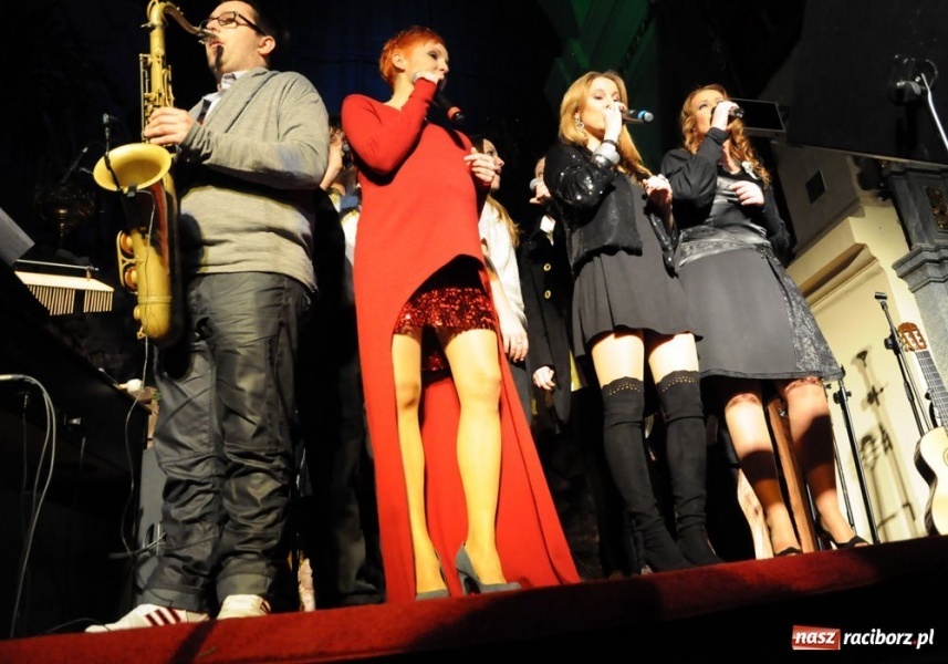 Zdjęcie w galerii na portalu naszraciborz.pl: Kolędowanie z gwiazdami w Tworkowie wiadomości z regionu