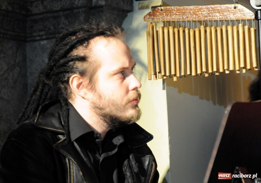 Zdjęcie w galerii na portalu naszraciborz.pl: Kolędowanie z gwiazdami w Tworkowie wiadomości z regionu