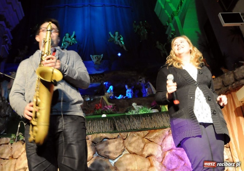 Zdjęcie w galerii na portalu naszraciborz.pl: Kolędowanie z gwiazdami w Tworkowie wiadomości z regionu