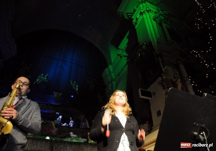 Zdjęcie w galerii na portalu naszraciborz.pl: Kolędowanie z gwiazdami w Tworkowie wiadomości z regionu