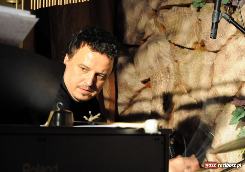 Zdjęcie w galerii na portalu naszraciborz.pl: Kolędowanie z gwiazdami w Tworkowie wiadomości z regionu