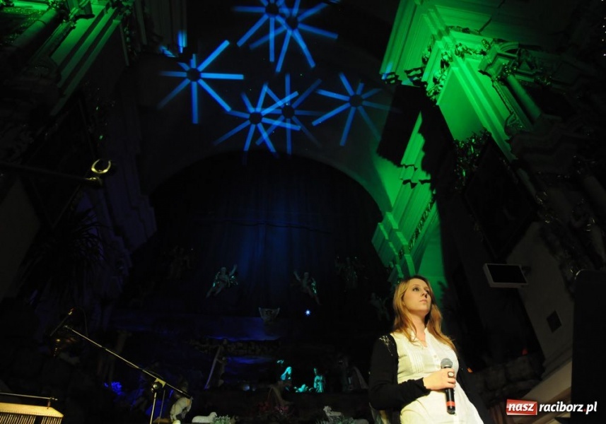 Zdjęcie w galerii na portalu naszraciborz.pl: Kolędowanie z gwiazdami w Tworkowie wiadomości z regionu