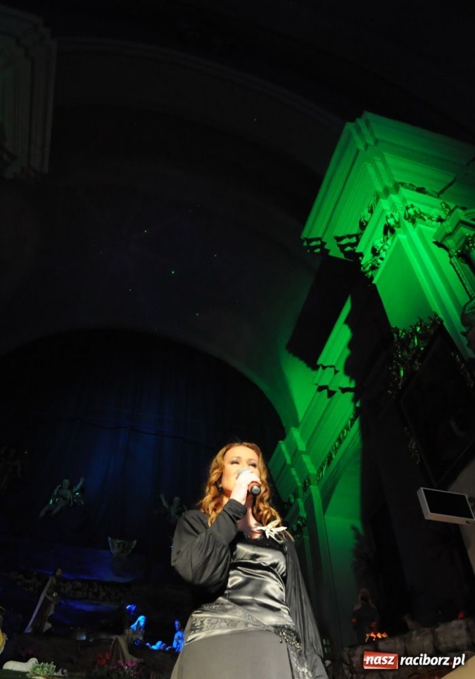 Zdjęcie w galerii na portalu naszraciborz.pl: Kolędowanie z gwiazdami w Tworkowie wiadomości z regionu