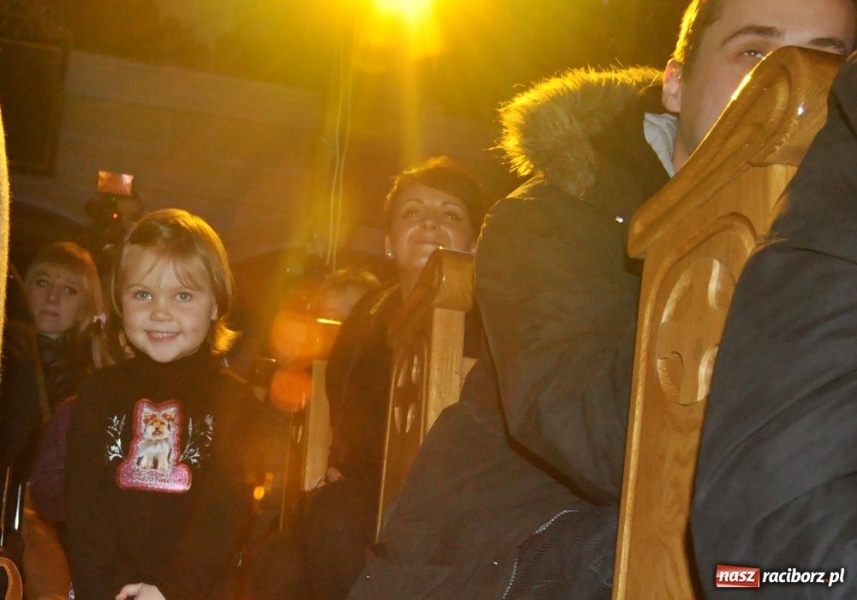 Zdjęcie w galerii na portalu naszraciborz.pl: Kolędowanie z gwiazdami w Tworkowie wiadomości z regionu