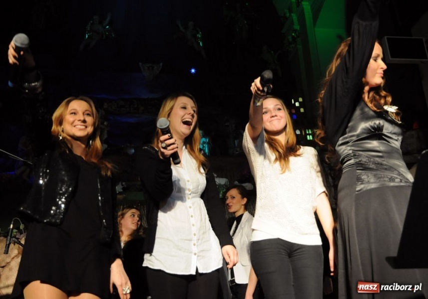 Zdjęcie w galerii na portalu naszraciborz.pl: Kolędowanie z gwiazdami w Tworkowie wiadomości z regionu