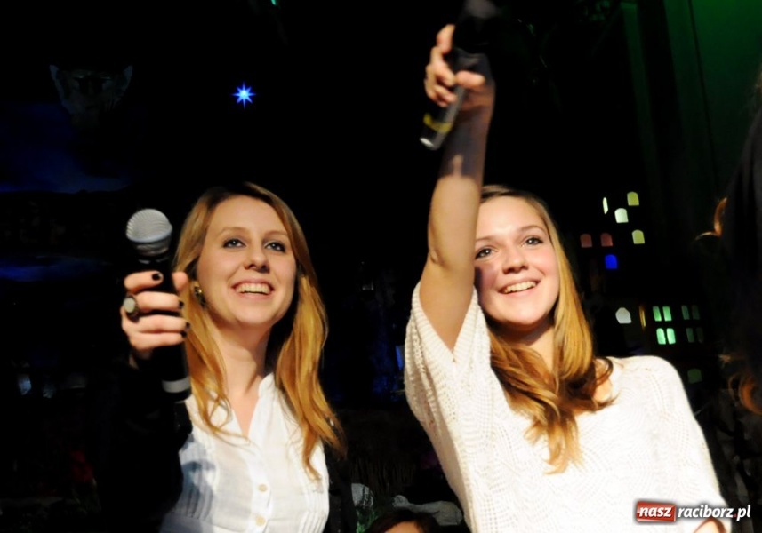 Zdjęcie w galerii na portalu naszraciborz.pl: Kolędowanie z gwiazdami w Tworkowie wiadomości z regionu