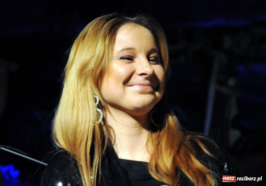 Zdjęcie w galerii na portalu naszraciborz.pl: Kolędowanie z gwiazdami w Tworkowie wiadomości z regionu