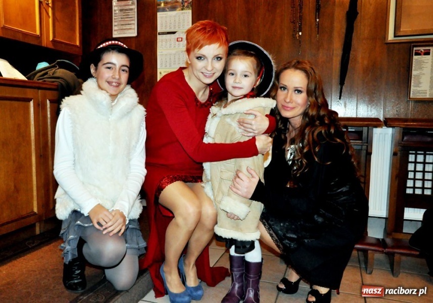 Zdjęcie w galerii na portalu naszraciborz.pl: Kolędowanie z gwiazdami w Tworkowie wiadomości z regionu