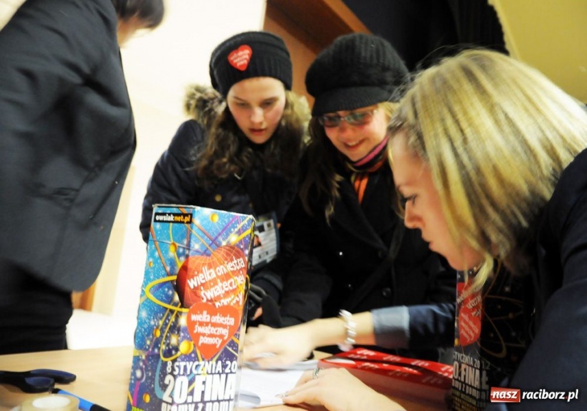 Zdjęcie w galerii na portalu naszraciborz.pl: Raciborzanie nie skąpią grosza wiadomości z regionu