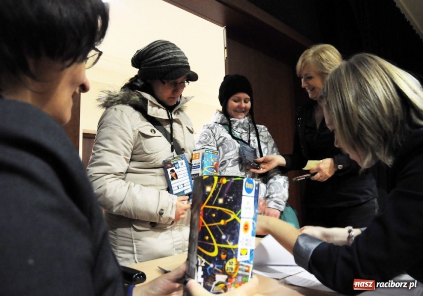 Zdjęcie w galerii na portalu naszraciborz.pl: Raciborzanie nie skąpią grosza wiadomości z regionu