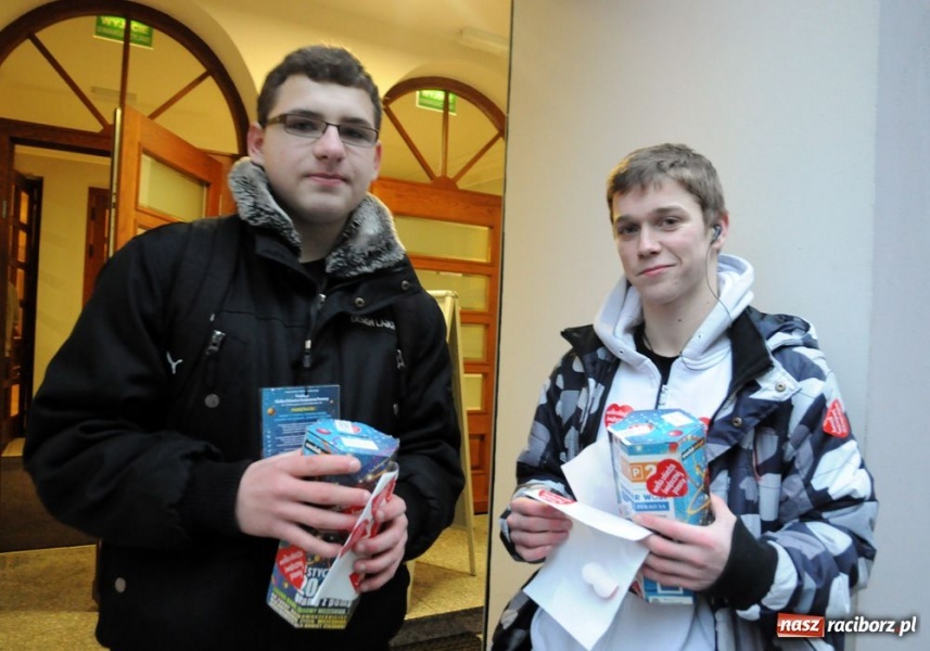 Zdjęcie w galerii na portalu naszraciborz.pl: Raciborzanie nie skąpią grosza wiadomości z regionu