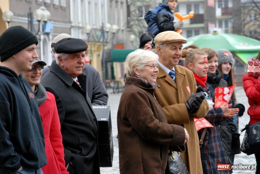 Zdjęcie w galerii na portalu naszraciborz.pl: Raciborzanie nie skąpią grosza wiadomości z regionu