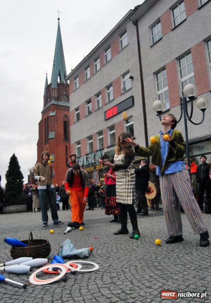 Zdjęcie w galerii na portalu naszraciborz.pl: Raciborzanie nie skąpią grosza wiadomości z regionu