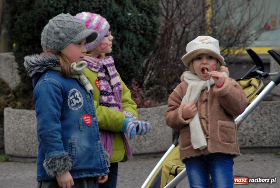 Zdjęcie w galerii na portalu naszraciborz.pl: Raciborzanie nie skąpią grosza wiadomości z regionu