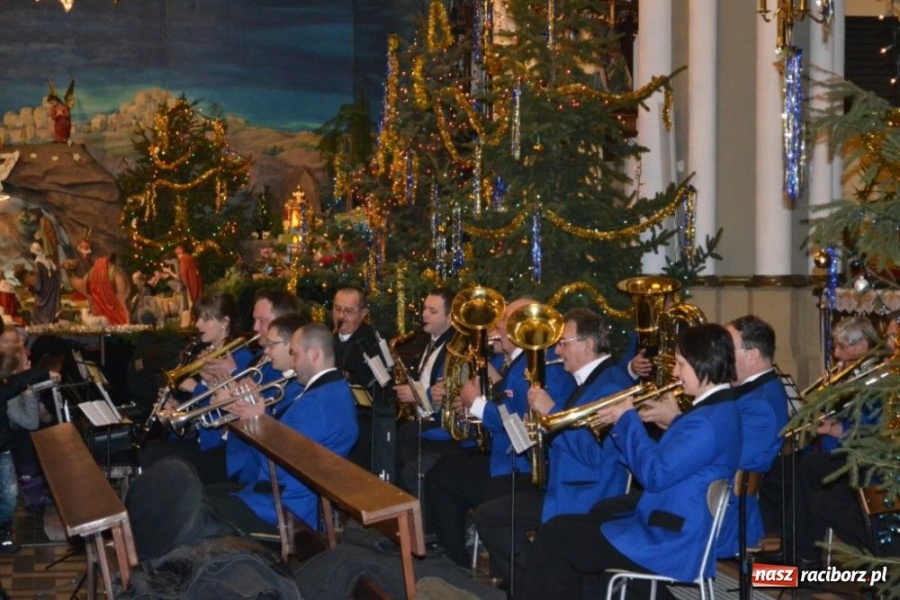 Zdjęcie w galerii na portalu naszraciborz.pl: Orkiestra dęta Rafako zagrała na Ostrogu wiadomości z regionu
