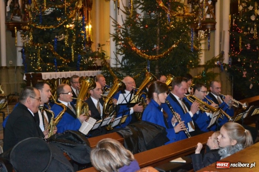 Zdjęcie w galerii na portalu naszraciborz.pl: Orkiestra dęta Rafako zagrała na Ostrogu wiadomości z regionu