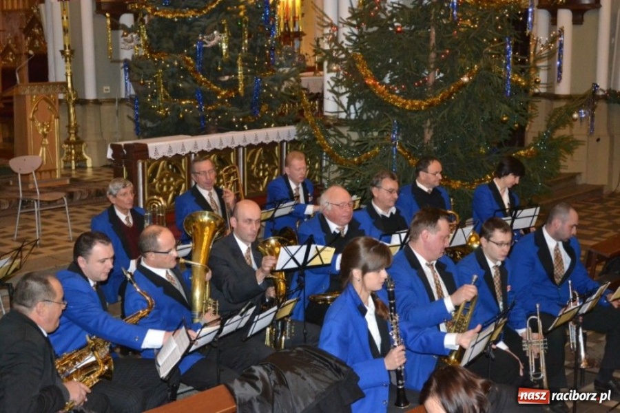 Zdjęcie w galerii na portalu naszraciborz.pl: Orkiestra dęta Rafako zagrała na Ostrogu wiadomości z regionu