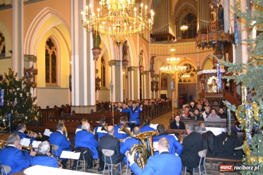 Zdjęcie w galerii na portalu naszraciborz.pl: Orkiestra dęta Rafako zagrała na Ostrogu wiadomości z regionu