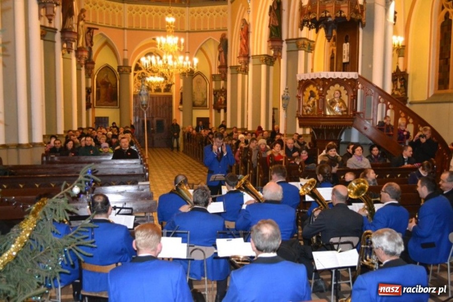 Zdjęcie w galerii na portalu naszraciborz.pl: Orkiestra dęta Rafako zagrała na Ostrogu wiadomości z regionu