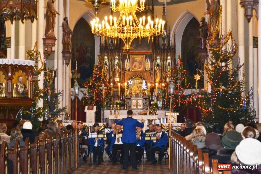 Zdjęcie w galerii na portalu naszraciborz.pl: Orkiestra dęta Rafako zagrała na Ostrogu wiadomości z regionu