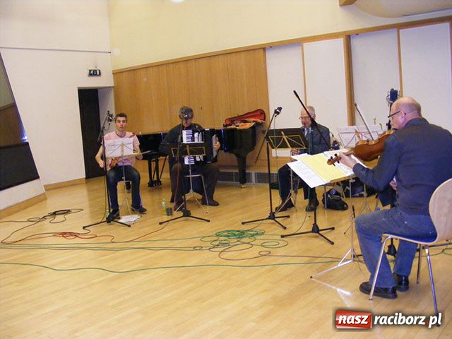 Zdjęcie w galerii na portalu naszraciborz.pl: Strzecha nagrywa płytę wiadomości z regionu