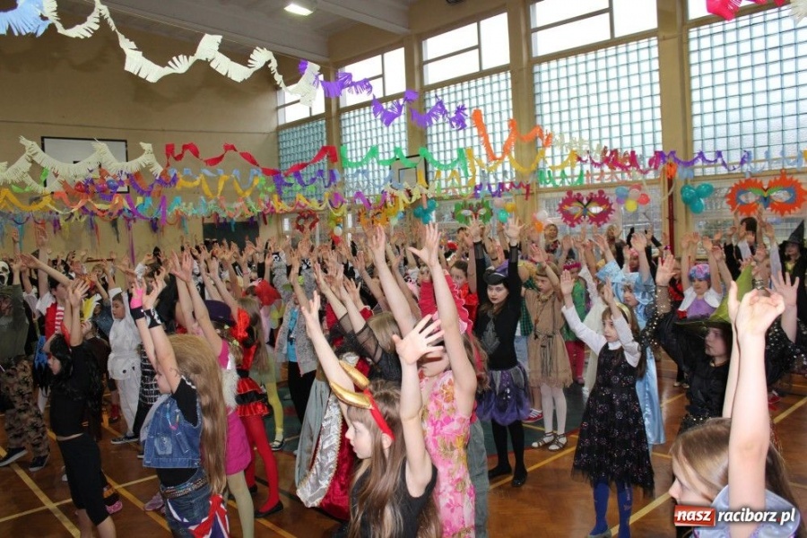 Zdjęcie w galerii na portalu naszraciborz.pl: Polacy i Czesi balowali w SP 15 wiadomości z regionu