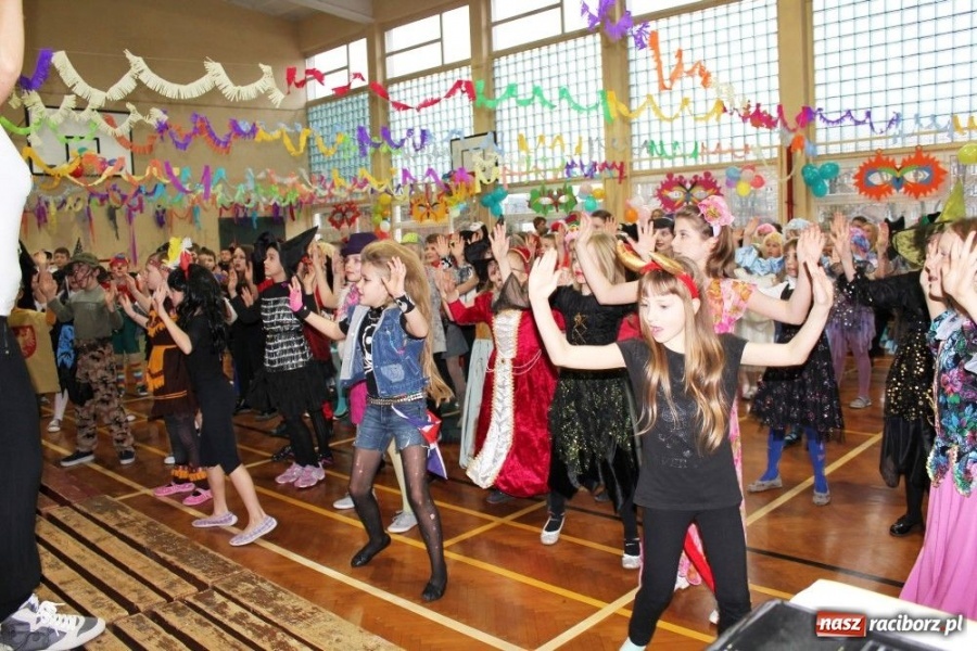 Zdjęcie w galerii na portalu naszraciborz.pl: Polacy i Czesi balowali w SP 15 wiadomości z regionu