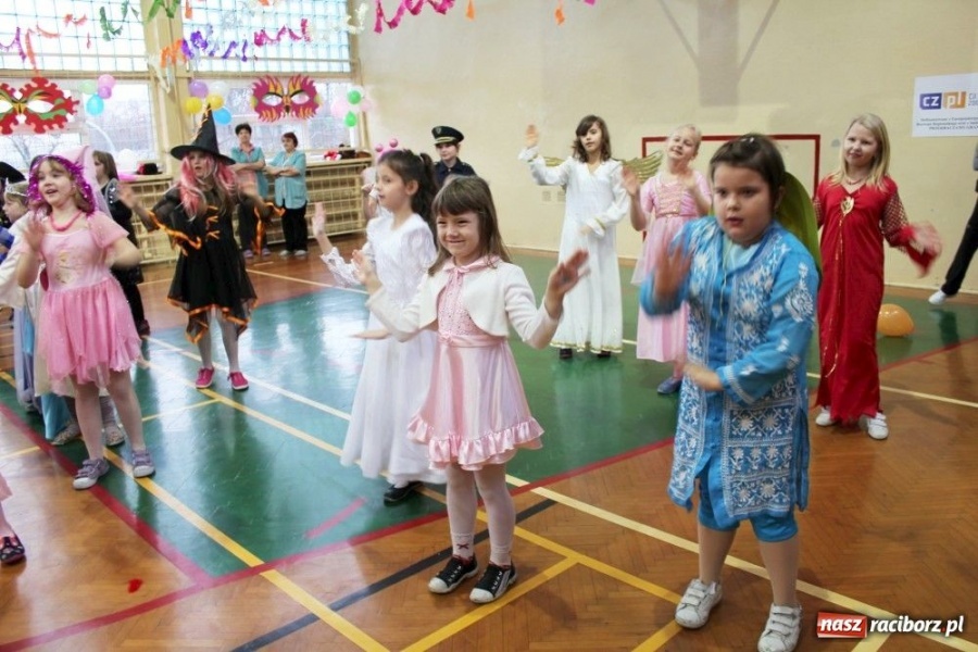 Zdjęcie w galerii na portalu naszraciborz.pl: Polacy i Czesi balowali w SP 15 wiadomości z regionu