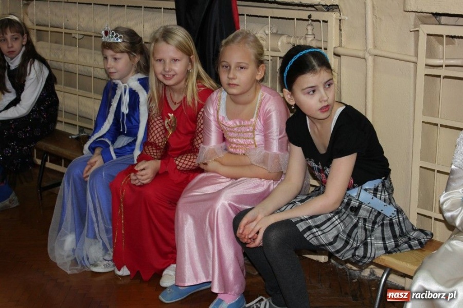 Zdjęcie w galerii na portalu naszraciborz.pl: Polacy i Czesi balowali w SP 15 wiadomości z regionu