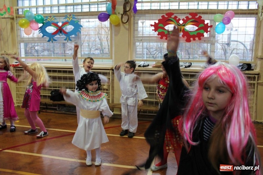 Zdjęcie w galerii na portalu naszraciborz.pl: Polacy i Czesi balowali w SP 15 wiadomości z regionu