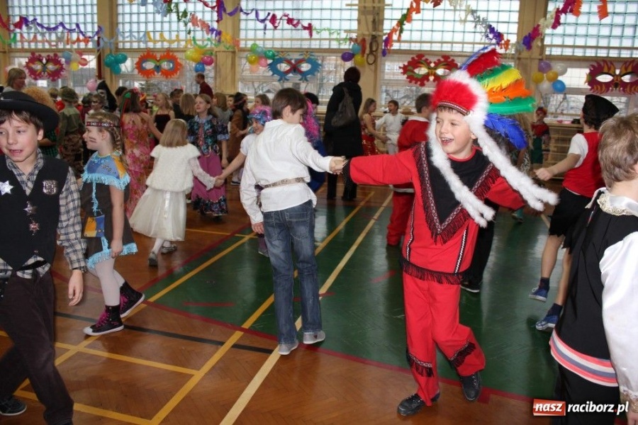 Zdjęcie w galerii na portalu naszraciborz.pl: Polacy i Czesi balowali w SP 15 wiadomości z regionu