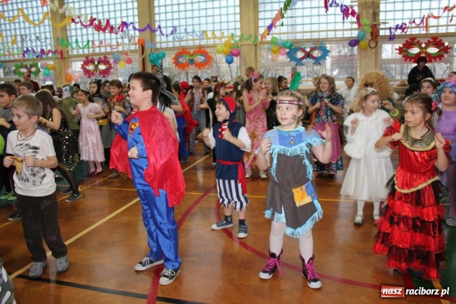Zdjęcie w galerii na portalu naszraciborz.pl: Polacy i Czesi balowali w SP 15 wiadomości z regionu