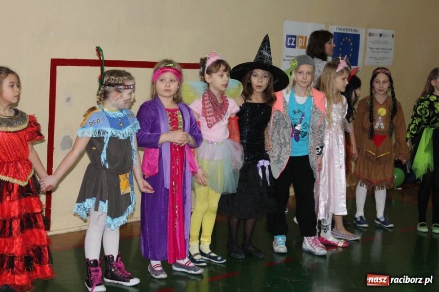 Zdjęcie w galerii na portalu naszraciborz.pl: Polacy i Czesi balowali w SP 15 wiadomości z regionu