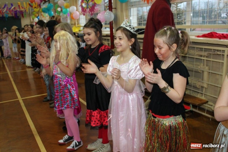 Zdjęcie w galerii na portalu naszraciborz.pl: Polacy i Czesi balowali w SP 15 wiadomości z regionu