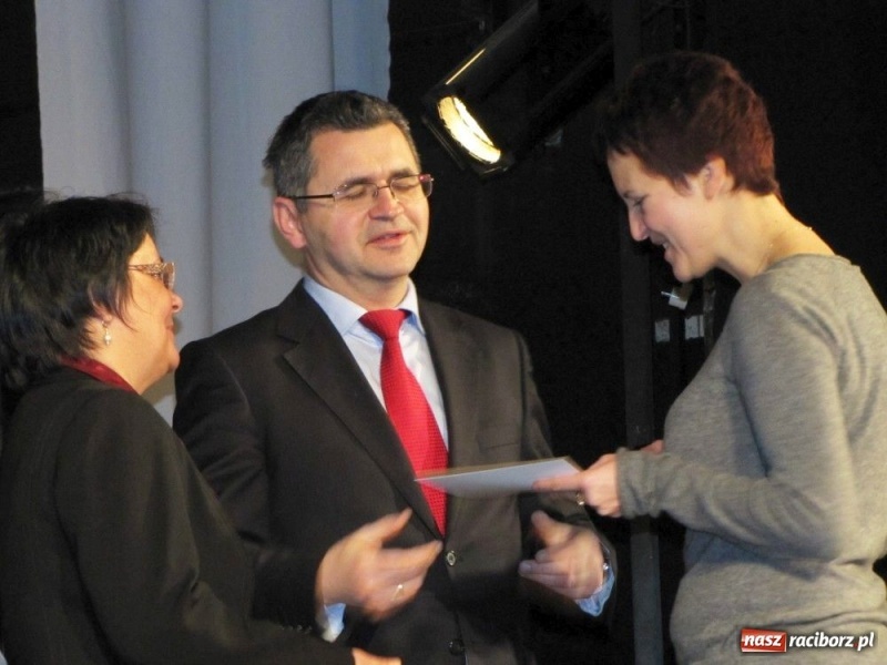 Zdjęcie w galerii na portalu naszraciborz.pl: Kurator przybył gratulować dyplomowanym wiadomości z regionu