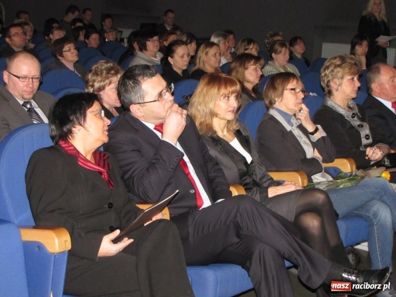 Zdjęcie w galerii na portalu naszraciborz.pl: Kurator przybył gratulować dyplomowanym wiadomości z regionu