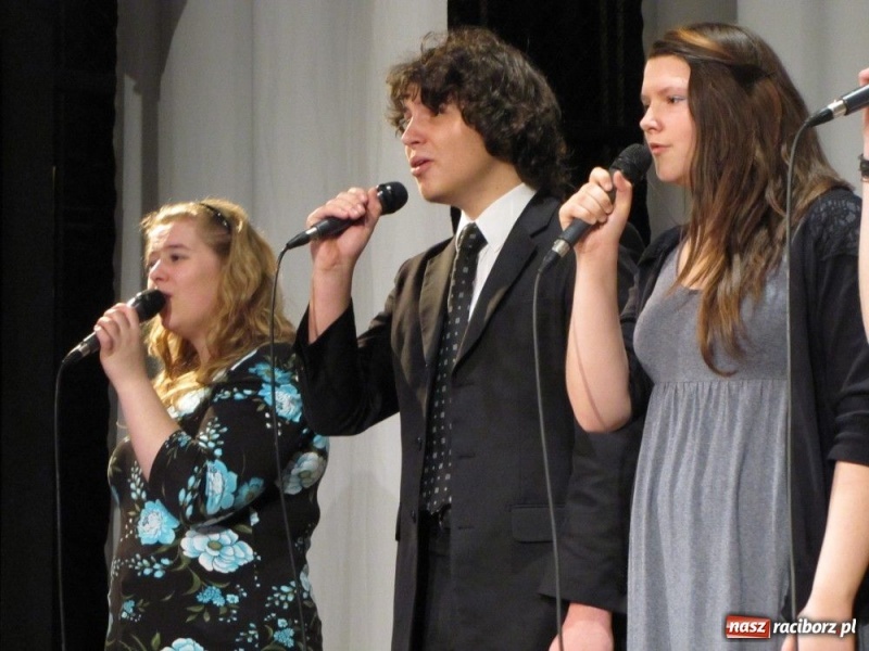 Zdjęcie w galerii na portalu naszraciborz.pl: Kurator przybył gratulować dyplomowanym wiadomości z regionu