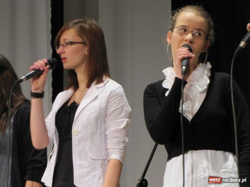 Zdjęcie w galerii na portalu naszraciborz.pl: Kurator przybył gratulować dyplomowanym wiadomości z regionu