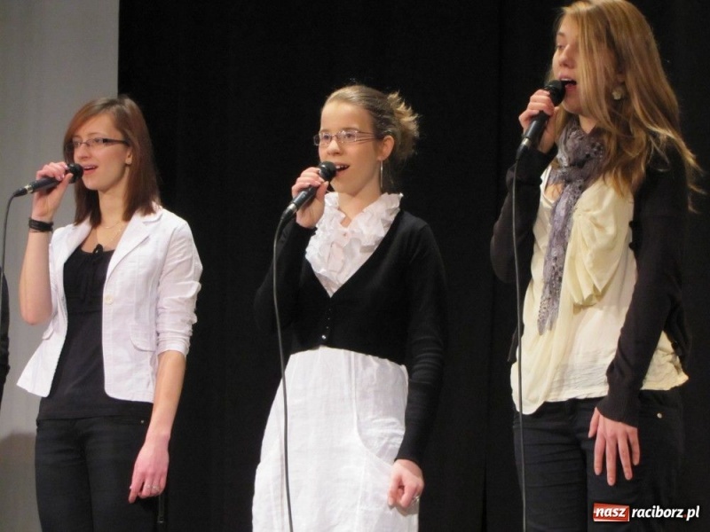 Zdjęcie w galerii na portalu naszraciborz.pl: Kurator przybył gratulować dyplomowanym wiadomości z regionu